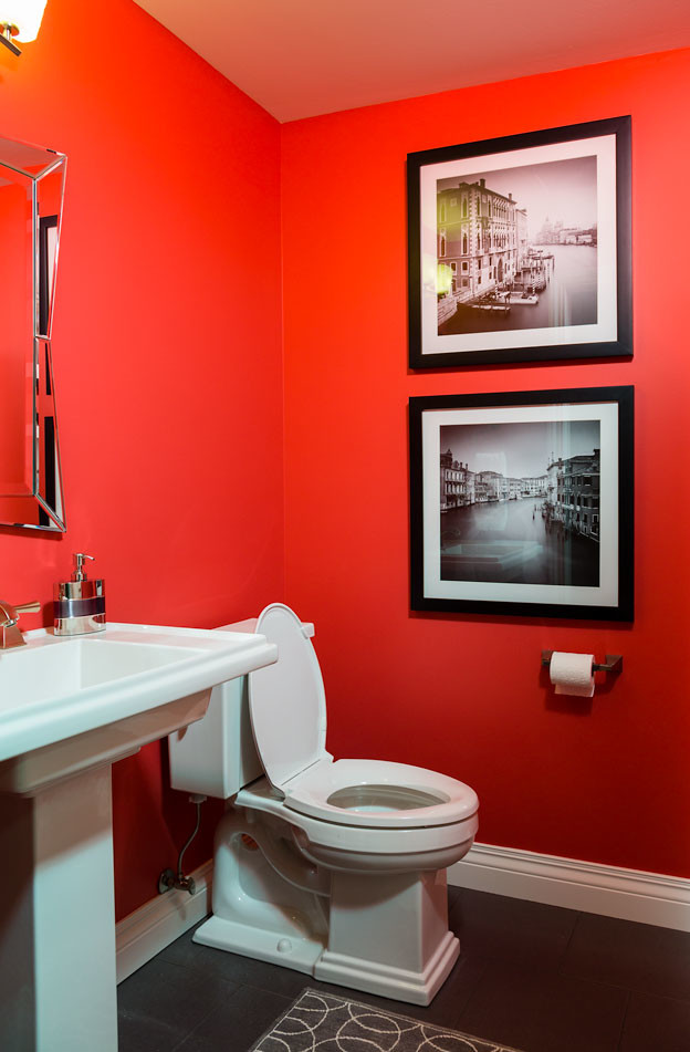 На фото: маленькая ванная комната в классическом стиле с унитазом-моноблоком, красными стенами, душевой кабиной, раковиной с пьедесталом и коричневым полом для на участке и в саду с
