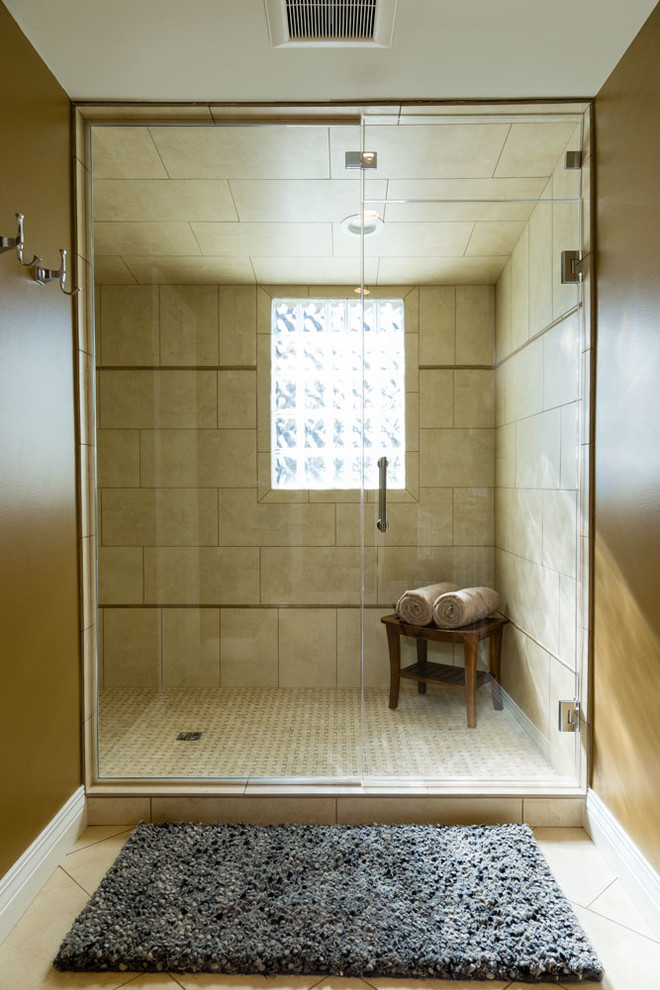 Foto di una grande stanza da bagno padronale classica con piastrelle beige, piastrelle in ceramica, pareti gialle, pavimento con piastrelle in ceramica, doccia alcova, pavimento beige e porta doccia a battente