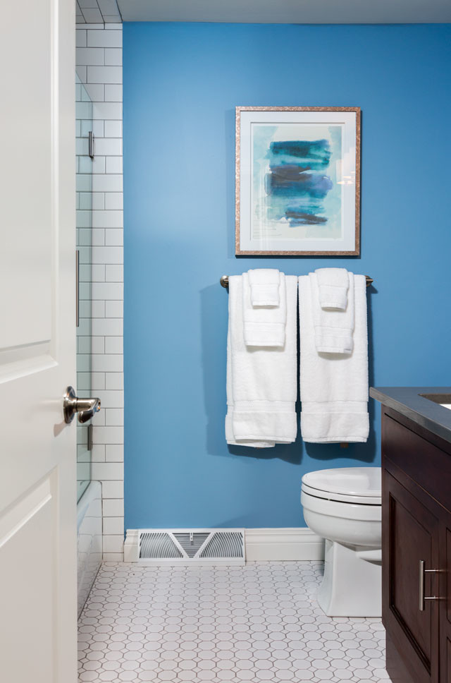 Mittelgroßes Klassisches Badezimmer mit hellbraunen Holzschränken, weißen Fliesen, Metrofliesen, blauer Wandfarbe, Keramikboden, Unterbauwaschbecken und weißem Boden in Sonstige