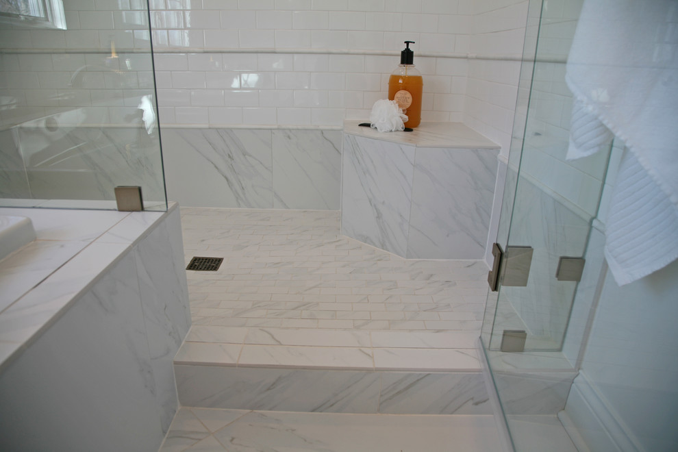 Klassisk inredning av ett mellanstort en-suite badrum, med ett undermonterad handfat, släta luckor, skåp i mellenmörkt trä, granitbänkskiva, ett platsbyggt badkar, en öppen dusch, en toalettstol med hel cisternkåpa, vit kakel, keramikplattor, vita väggar och klinkergolv i keramik