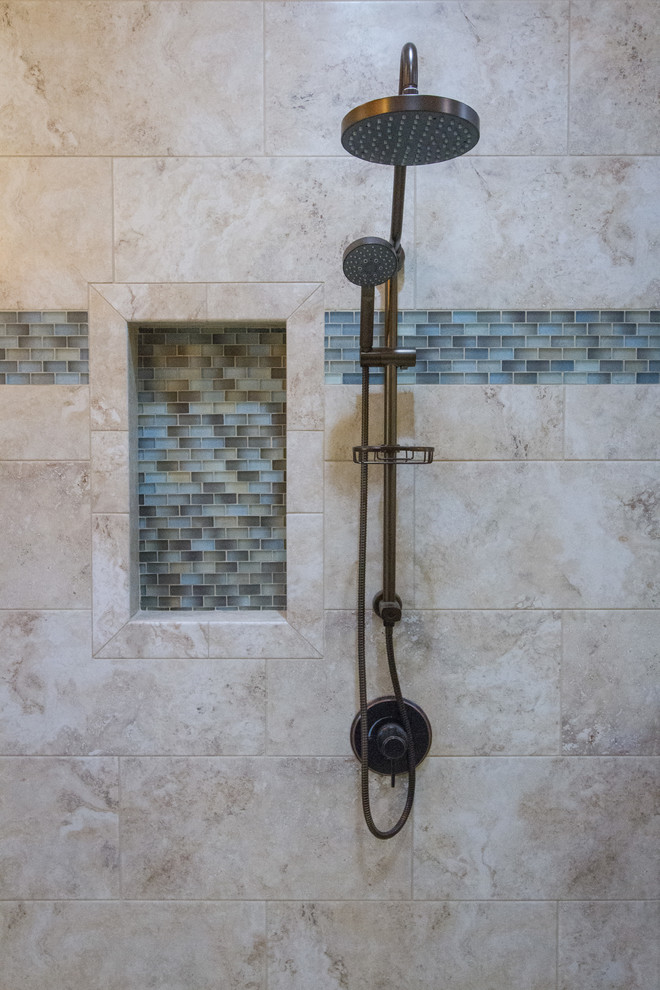 Réalisation d'une grande salle de bain principale minimaliste avec une baignoire indépendante et une douche double.