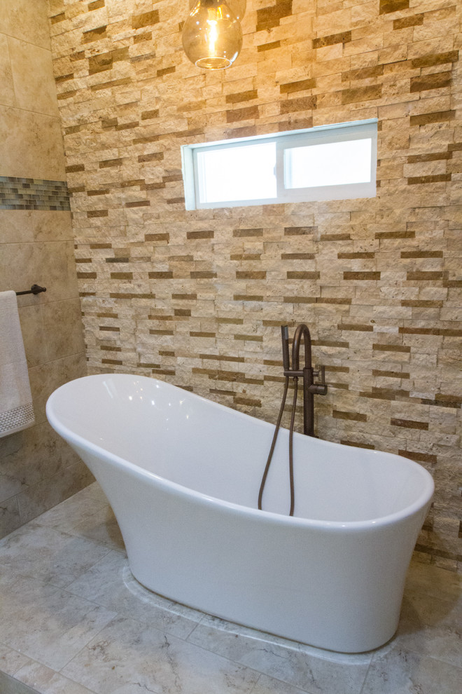 Свежая идея для дизайна: большая главная ванная комната в стиле модернизм с отдельно стоящей ванной и двойным душем - отличное фото интерьера