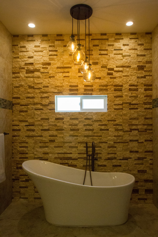 Ispirazione per una grande stanza da bagno padronale moderna con vasca freestanding e doccia doppia