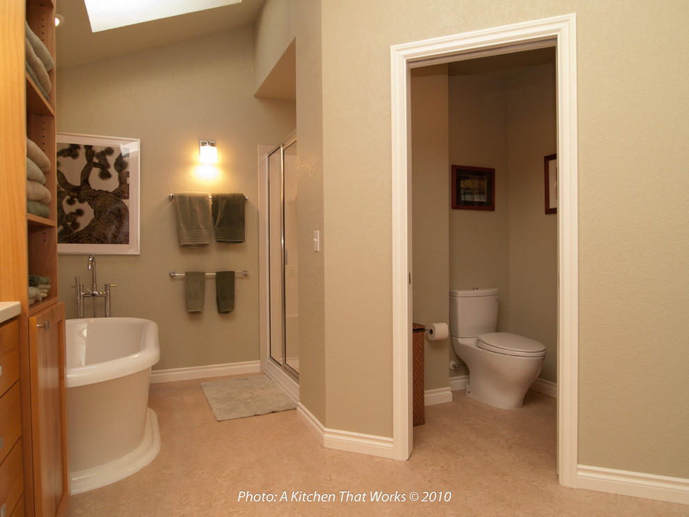 Inspiration för stora klassiska vitt en-suite badrum, med ett undermonterad handfat, skåp i shakerstil, skåp i mellenmörkt trä, bänkskiva i akrylsten, ett fristående badkar, en dusch i en alkov, en toalettstol med separat cisternkåpa, gröna väggar, linoleumgolv och beiget golv