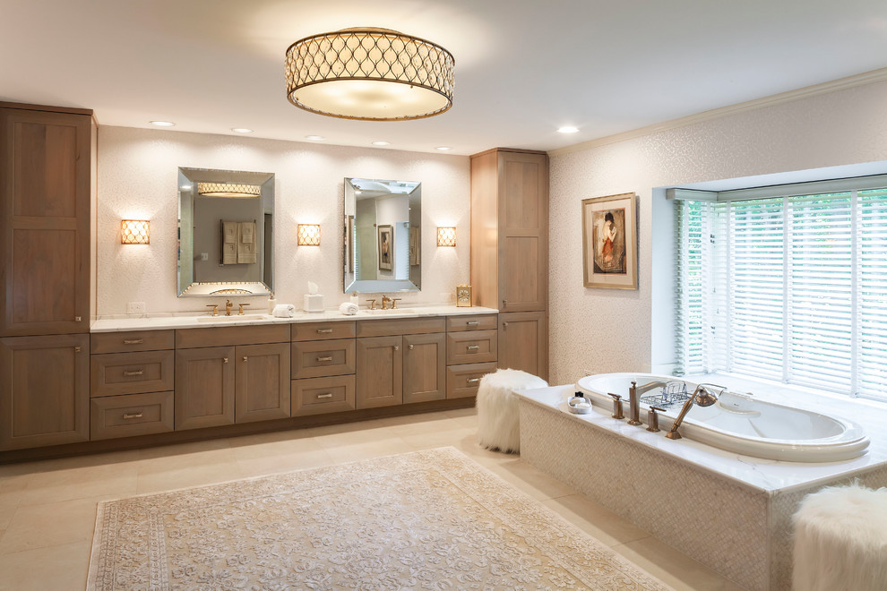 Inspiration för klassiska vitt badrum, med skåp i shakerstil, skåp i mellenmörkt trä, ett platsbyggt badkar, beige väggar, ett undermonterad handfat och beiget golv