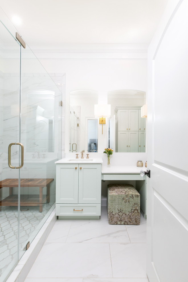Idéer för ett vit en-suite badrum, med skåp i shakerstil, gröna skåp, en toalettstol med separat cisternkåpa, vit kakel, porslinskakel, beige väggar, klinkergolv i porslin, ett undermonterad handfat, bänkskiva i kvarts och vitt golv