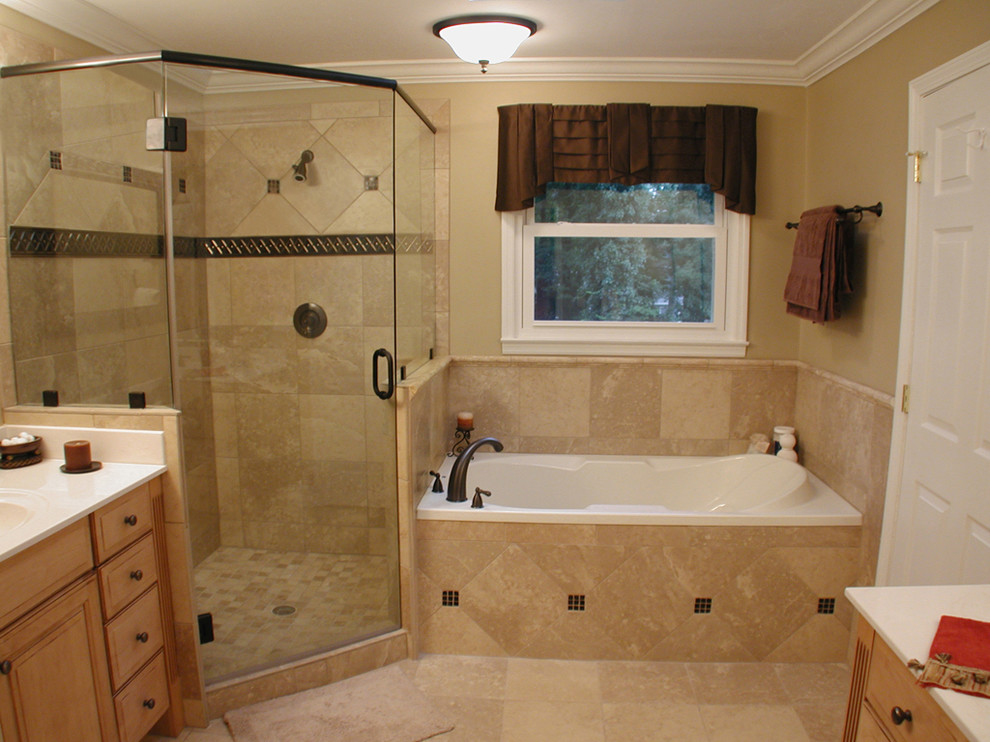 Foto di una stanza da bagno padronale tradizionale di medie dimensioni con vasca da incasso, doccia ad angolo, piastrelle marroni, pareti beige e pavimento con piastrelle a mosaico