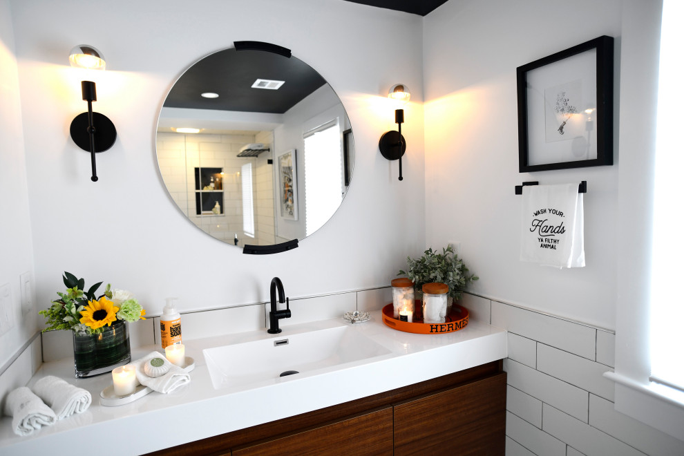Foto di una stanza da bagno per bambini moderna di medie dimensioni con consolle stile comò, ante in legno chiaro, vasca da incasso, pareti bianche, lavabo da incasso, porta doccia scorrevole e mobile bagno incassato