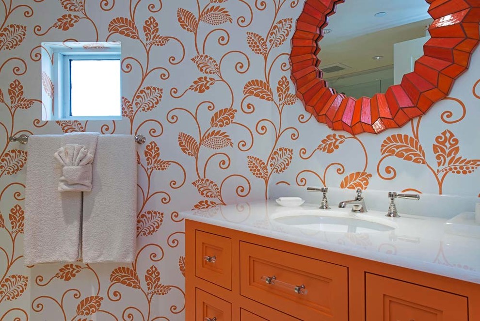 Mittelgroßes Stilmix Duschbad mit Schrankfronten mit vertiefter Füllung, orangefarbenen Schränken, Wandtoilette mit Spülkasten, bunten Wänden, Unterbauwaschbecken und Quarzwerkstein-Waschtisch in Miami