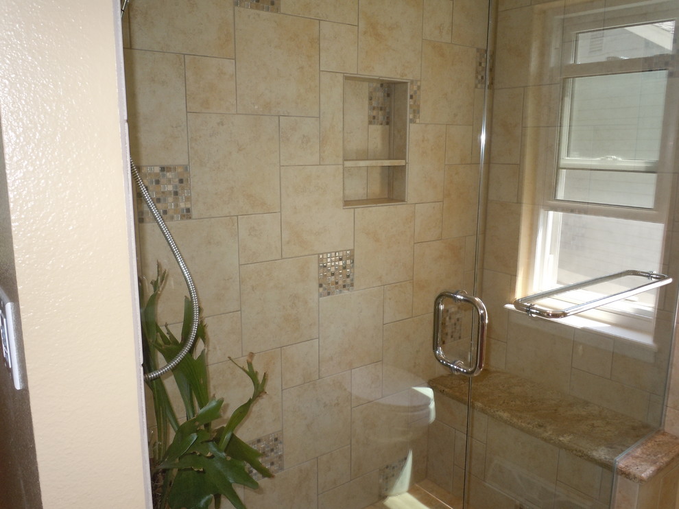 Идея дизайна: ванная комната среднего размера в классическом стиле с угловым душем и бежевыми стенами