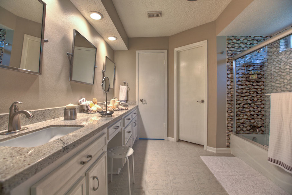 Idéer för att renovera ett vintage grå grått en-suite badrum, med luckor med infälld panel, skåp i slitet trä, ett badkar i en alkov, en dusch/badkar-kombination, flerfärgad kakel, stickkakel, beige väggar, ett undermonterad handfat, grått golv och dusch med skjutdörr