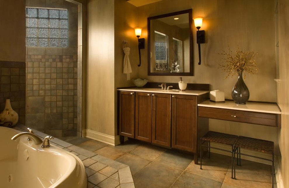 Réalisation d'une grande salle de bain principale tradition en bois brun avec une baignoire posée et une douche ouverte.
