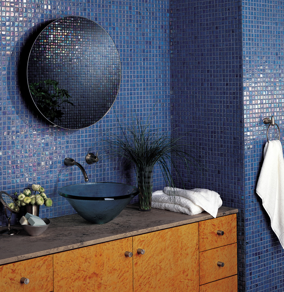 Imagen de cuarto de baño actual de tamaño medio con lavabo sobreencimera, armarios con paneles lisos, puertas de armario naranjas, paredes azules y aseo y ducha