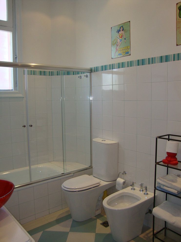 Idéer för mellanstora amerikanska en-suite badrum, med ett platsbyggt badkar, en dusch/badkar-kombination, en toalettstol med separat cisternkåpa, vit kakel, keramikplattor, gröna väggar, ett fristående handfat, träbänkskiva, dusch med skjutdörr, klinkergolv i porslin och grönt golv