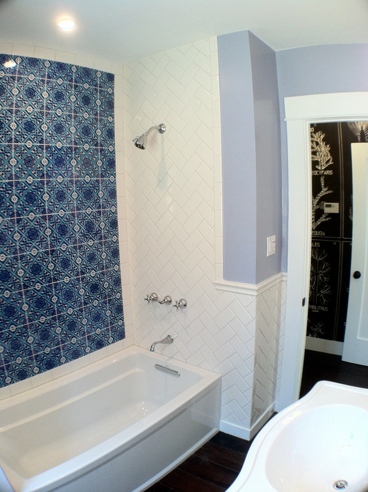На фото: маленькая ванная комната в стиле фьюжн с ванной в нише, душем в нише, раздельным унитазом, керамической плиткой, синими стенами и темным паркетным полом для на участке и в саду с