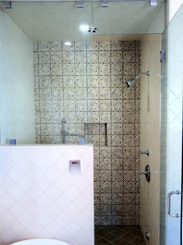Ispirazione per una grande sauna mediterranea con lavabo sottopiano, ante in stile shaker, ante con finitura invecchiata, vasca freestanding, WC a due pezzi, piastrelle beige, piastrelle in ceramica, pareti beige e pavimento con piastrelle a mosaico