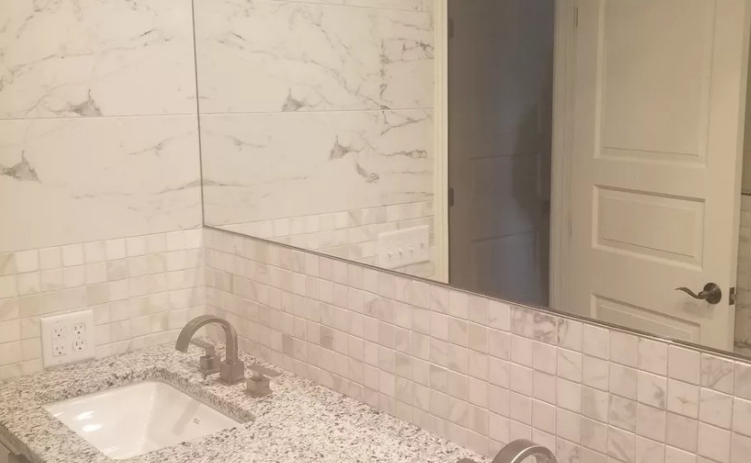 Aménagement d'une salle de bain principale contemporaine de taille moyenne avec un placard avec porte à panneau surélevé, des portes de placard blanches, une baignoire indépendante, WC à poser, un carrelage gris, un carrelage blanc, du carrelage en marbre, un mur blanc, un sol en marbre, un lavabo encastré, un plan de toilette en granite, un sol blanc et un plan de toilette gris.
