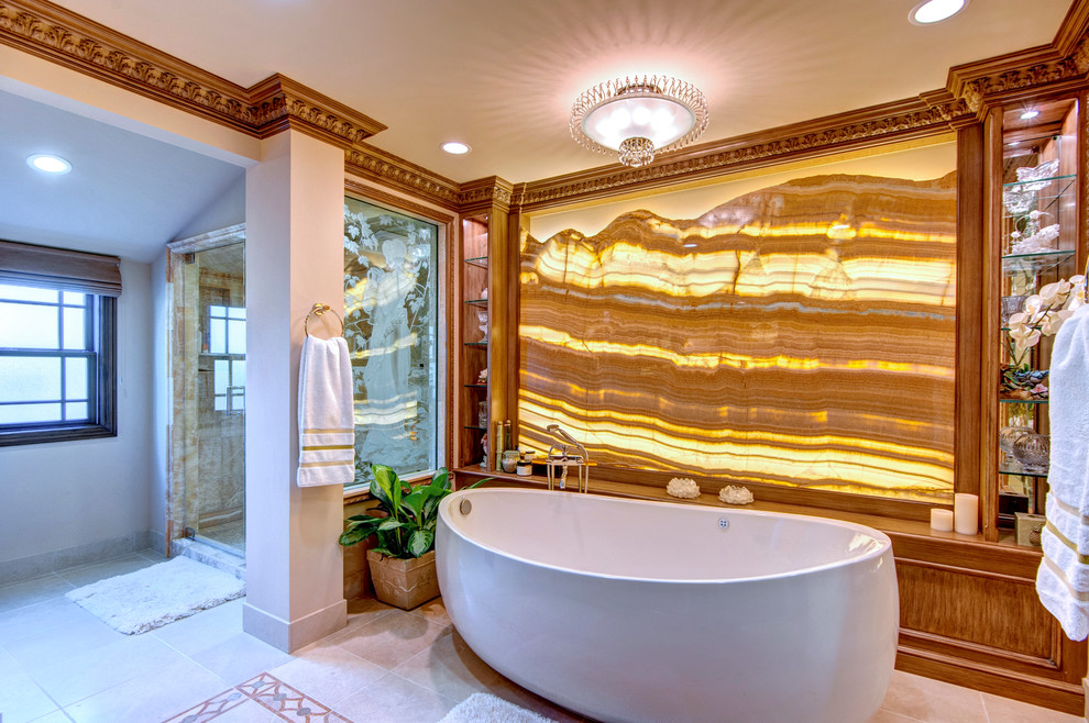 Inredning av ett exotiskt badrum, med ett fristående badkar och en dusch i en alkov