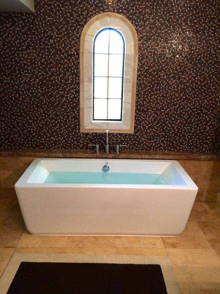 Esempio di una stanza da bagno padronale moderna di medie dimensioni con lavabo sospeso, vasca freestanding, doccia aperta e piastrelle in pietra