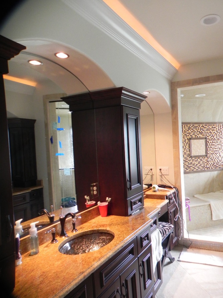 Свежая идея для дизайна: ванная комната в средиземноморском стиле с накладной раковиной, душем без бортиков, унитазом-моноблоком, керамической плиткой, бежевыми стенами и полом из керамической плитки - отличное фото интерьера
