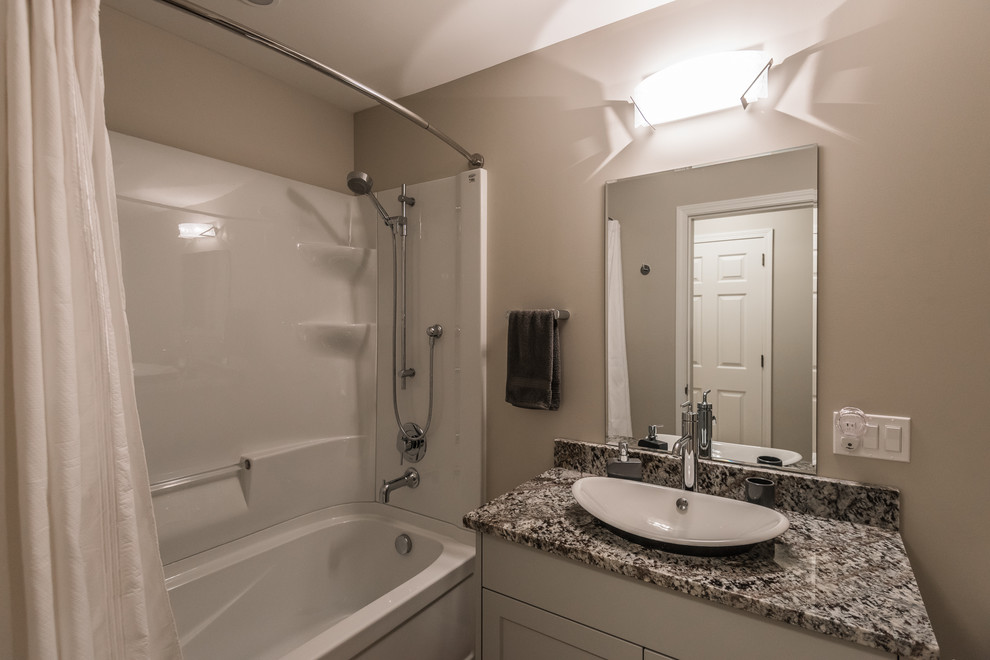 Idées déco pour une salle de bain moderne en bois foncé de taille moyenne pour enfant avec un placard à porte plane, une douche d'angle, WC à poser, un carrelage multicolore, un mur gris et un plan de toilette en granite.