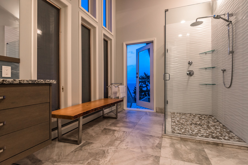 На фото: главная ванная комната среднего размера в стиле модернизм с плоскими фасадами, темными деревянными фасадами, угловым душем, унитазом-моноблоком, разноцветной плиткой, серыми стенами и столешницей из гранита с