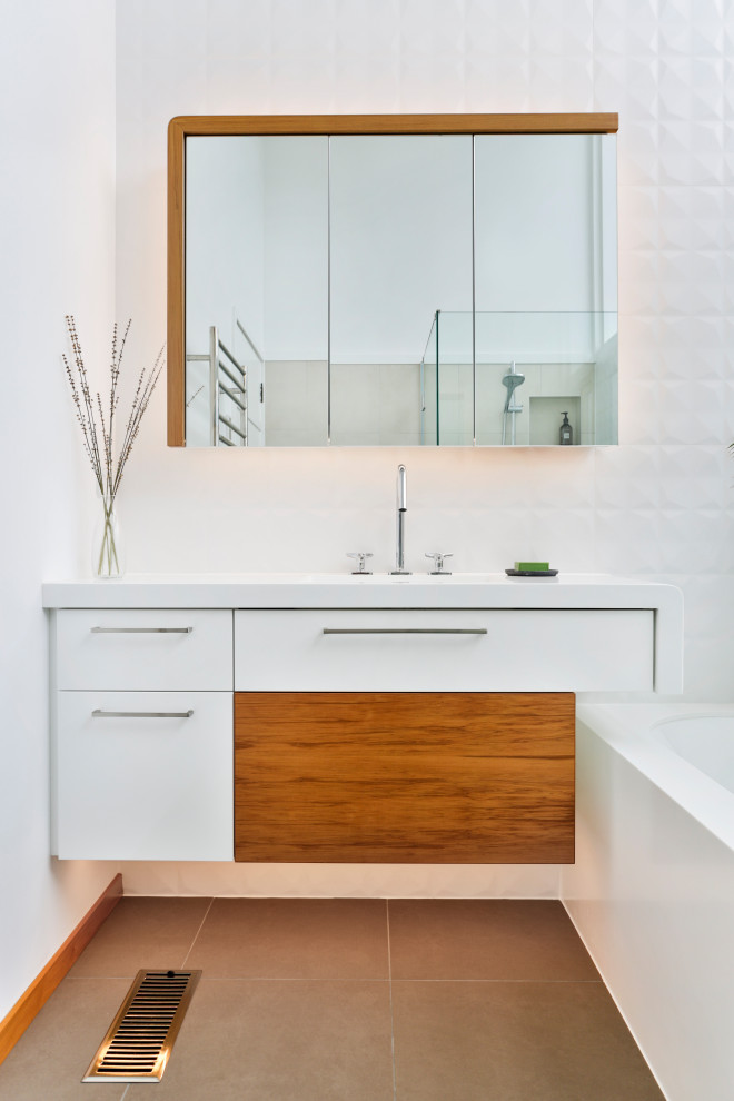 Idéer för ett litet modernt vit badrum, med möbel-liknande, skåp i ljust trä, ett platsbyggt badkar, en hörndusch, vit kakel, keramikplattor, vita väggar, klinkergolv i keramik, ett integrerad handfat, bänkskiva i akrylsten, brunt golv och dusch med gångjärnsdörr