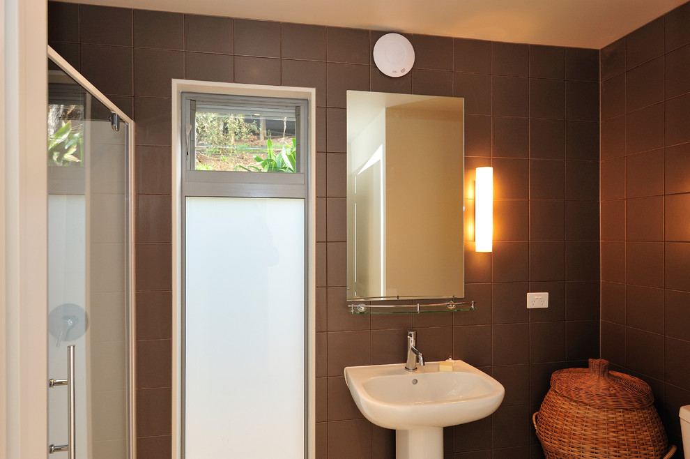 Imagen de cuarto de baño contemporáneo grande con ducha esquinera, paredes marrones, suelo de baldosas de cerámica y aseo y ducha