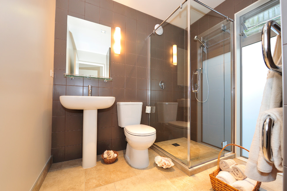 Modelo de cuarto de baño contemporáneo grande con ducha esquinera, paredes marrones, suelo de baldosas de cerámica y aseo y ducha