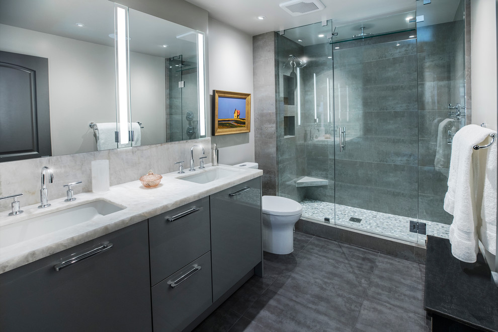 Idéer för ett stort klassiskt en-suite badrum, med släta luckor, grå skåp, en dusch i en alkov, en toalettstol med separat cisternkåpa, grå kakel, cementkakel, grå väggar, ett undermonterad handfat, grått golv och dusch med gångjärnsdörr