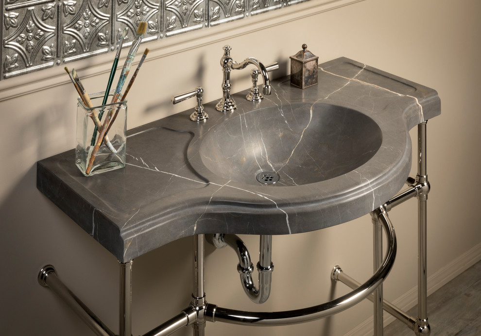 Inspiration för stora klassiska grått en-suite badrum, med öppna hyllor, kakel i metall, beige väggar, ljust trägolv, ett konsol handfat, marmorbänkskiva och brunt golv