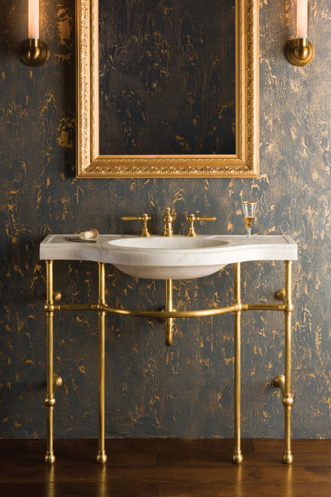 Réalisation d'une salle de bain principale tradition de taille moyenne avec un placard sans porte, parquet foncé, un plan vasque, un plan de toilette en marbre, un sol marron et un plan de toilette jaune.
