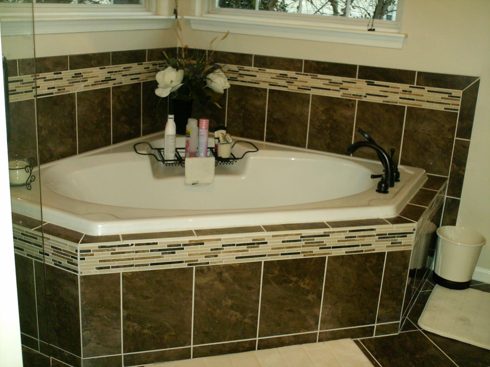 Exemple d'une salle de bain principale chic de taille moyenne avec un sol en carrelage de porcelaine, une baignoire posée, un carrelage marron et des carreaux de porcelaine.