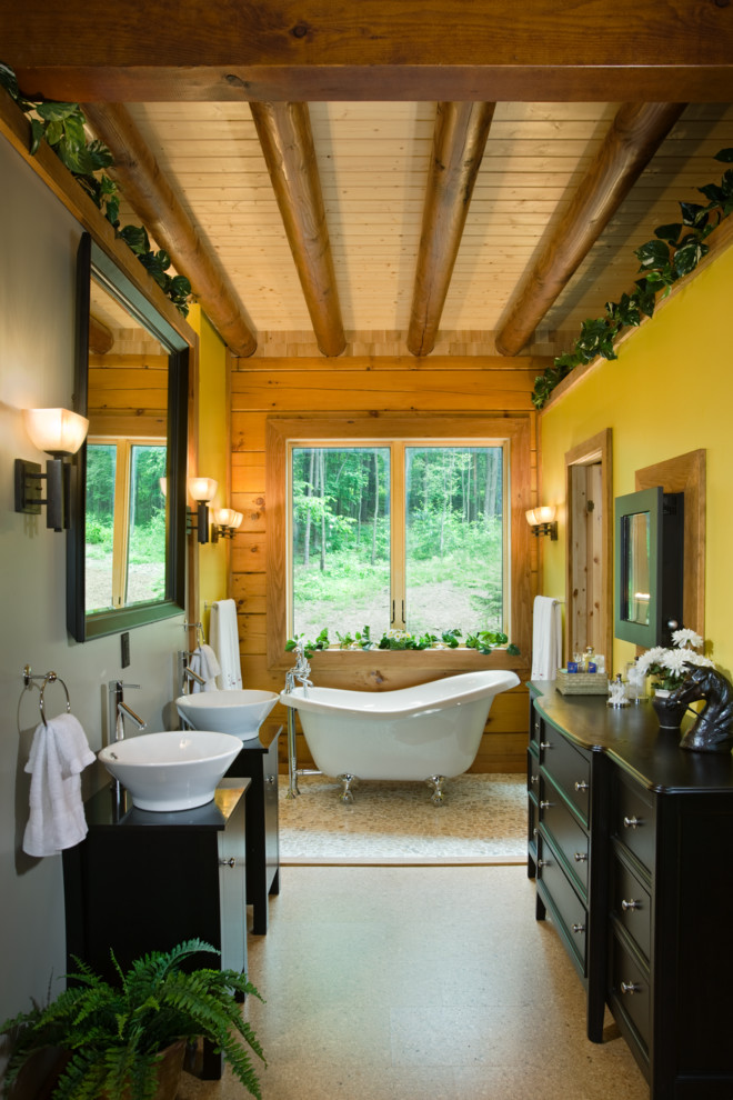 Источник вдохновения для домашнего уюта: главная ванная комната в стиле рустика с настольной раковиной, темными деревянными фасадами, ванной на ножках, желтыми стенами и плоскими фасадами