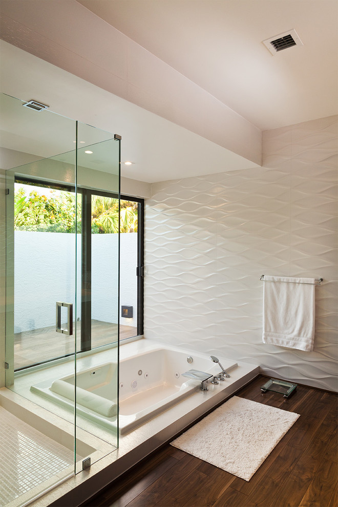 Großes Klassisches Badezimmer En Suite mit Einbaubadewanne, Eckdusche, weißen Fliesen, Mosaikfliesen, weißer Wandfarbe und dunklem Holzboden in Miami