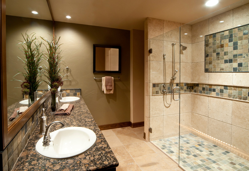 Großes Modernes Badezimmer En Suite mit bodengleicher Dusche, beigen Fliesen, Mosaikfliesen, grüner Wandfarbe, Travertin, Einbauwaschbecken und Granit-Waschbecken/Waschtisch in Miami