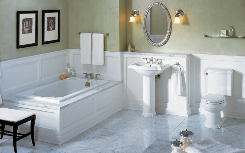 Exemple d'une grande salle d'eau chic avec une baignoire posée, WC séparés, un carrelage noir et blanc, un carrelage blanc, un carrelage de pierre, un mur vert, un sol en marbre, un lavabo de ferme et un plan de toilette en marbre.