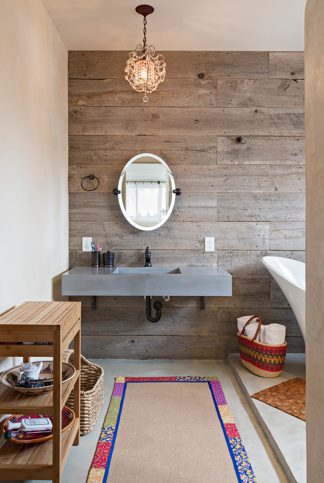 Imagen de cuarto de baño principal de estilo americano de tamaño medio con paredes marrones, lavabo bajoencimera, encimera de cemento, suelo gris y encimeras grises