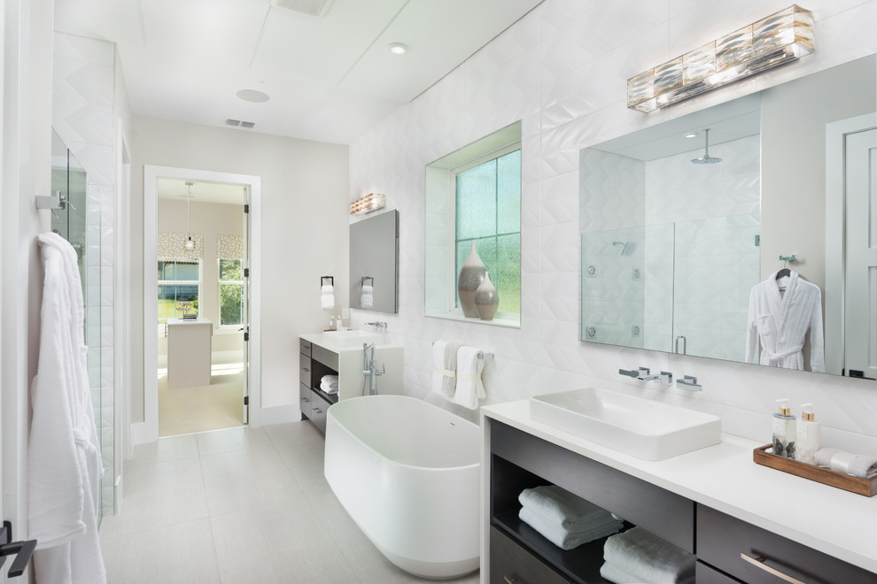 Источник вдохновения для домашнего уюта: большая главная ванная комната в современном стиле с плоскими фасадами, темными деревянными фасадами, настольной раковиной, отдельно стоящей ванной, белой плиткой, белыми стенами и белым полом