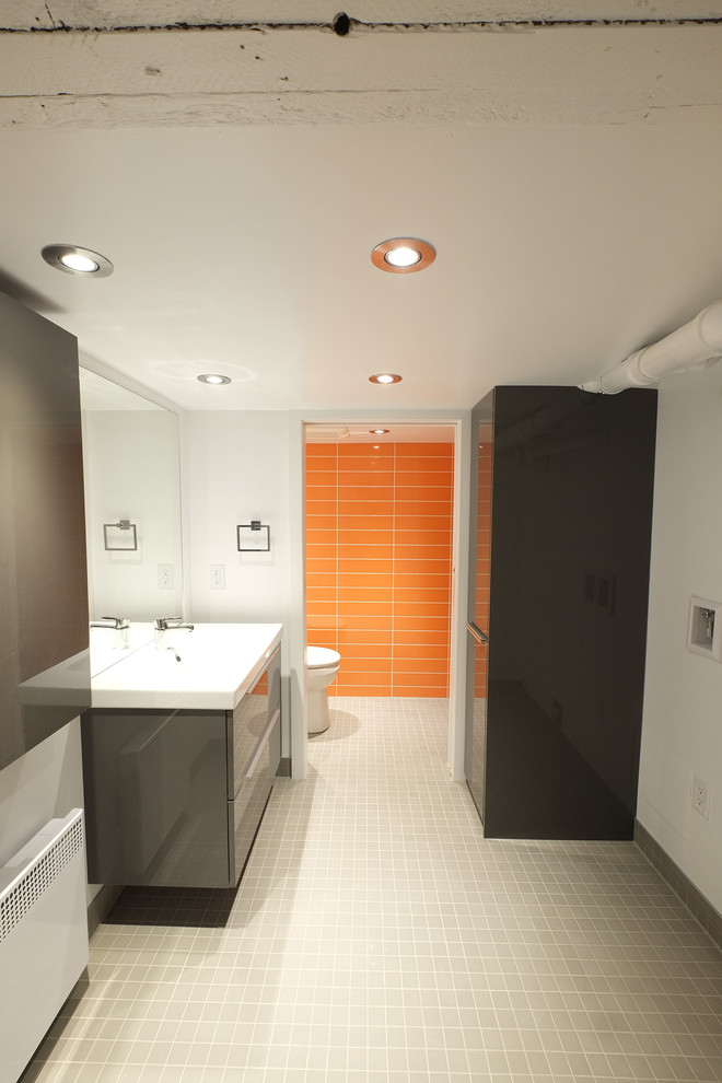 Aménagement d'une petite salle de bain contemporaine pour enfant avec un placard à porte plane et des portes de placard grises.