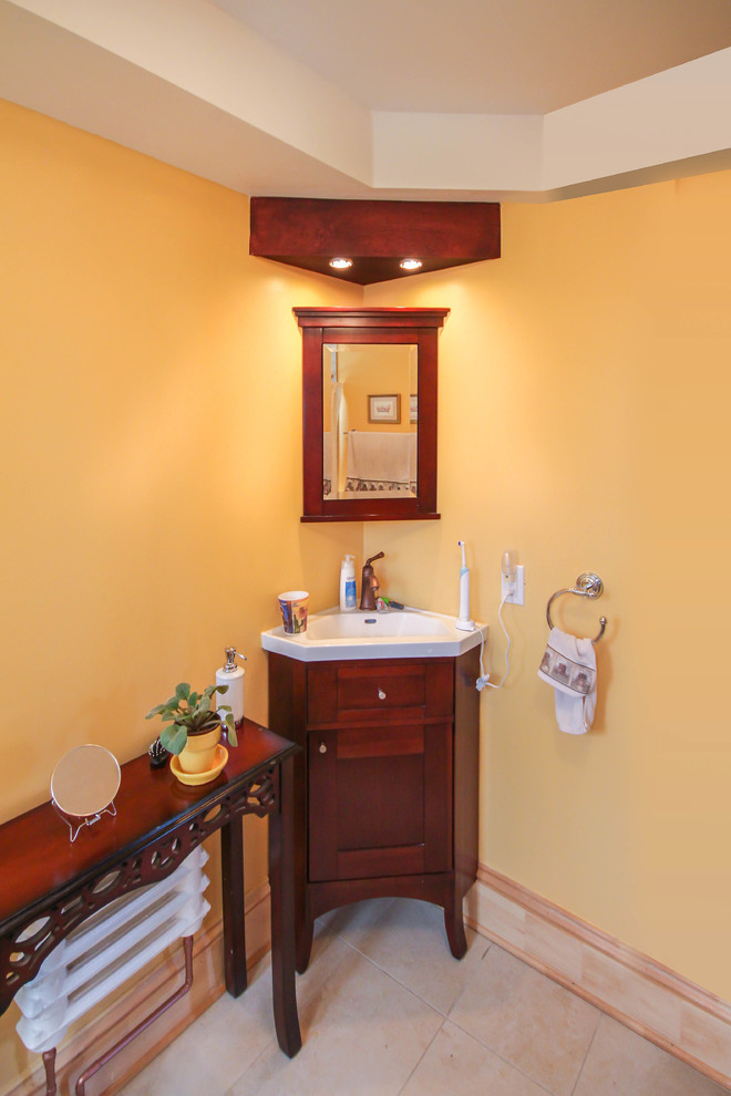 Idéer för mellanstora funkis badrum, med ett konsol handfat, skåp i shakerstil, skåp i mörkt trä, beige väggar och klinkergolv i keramik