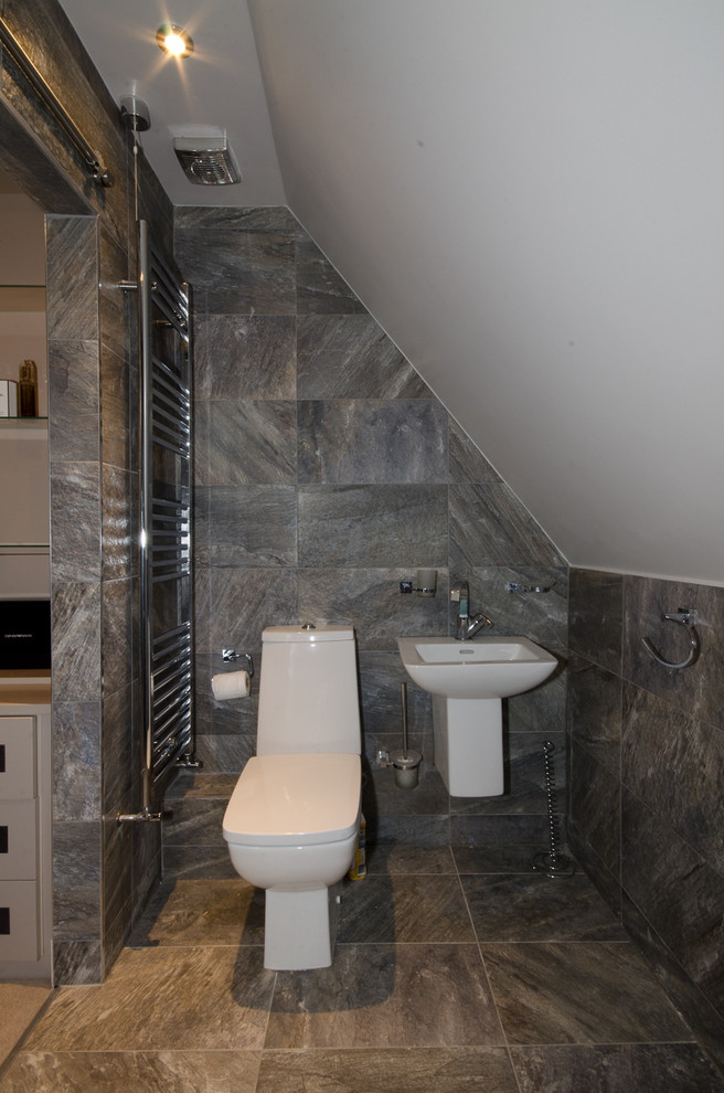 Idéer för att renovera ett litet funkis badrum, med ett väggmonterat handfat, en öppen dusch, en toalettstol med hel cisternkåpa, grå kakel, stenkakel, vita väggar och klinkergolv i keramik