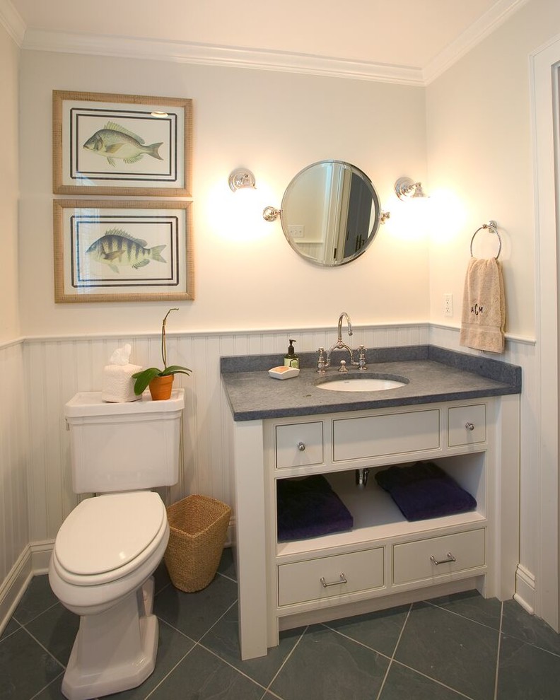 Пример оригинального дизайна: ванная комната среднего размера в стиле кантри с открытыми фасадами, белыми фасадами, раздельным унитазом, белыми стенами, полом из сланца и врезной раковиной