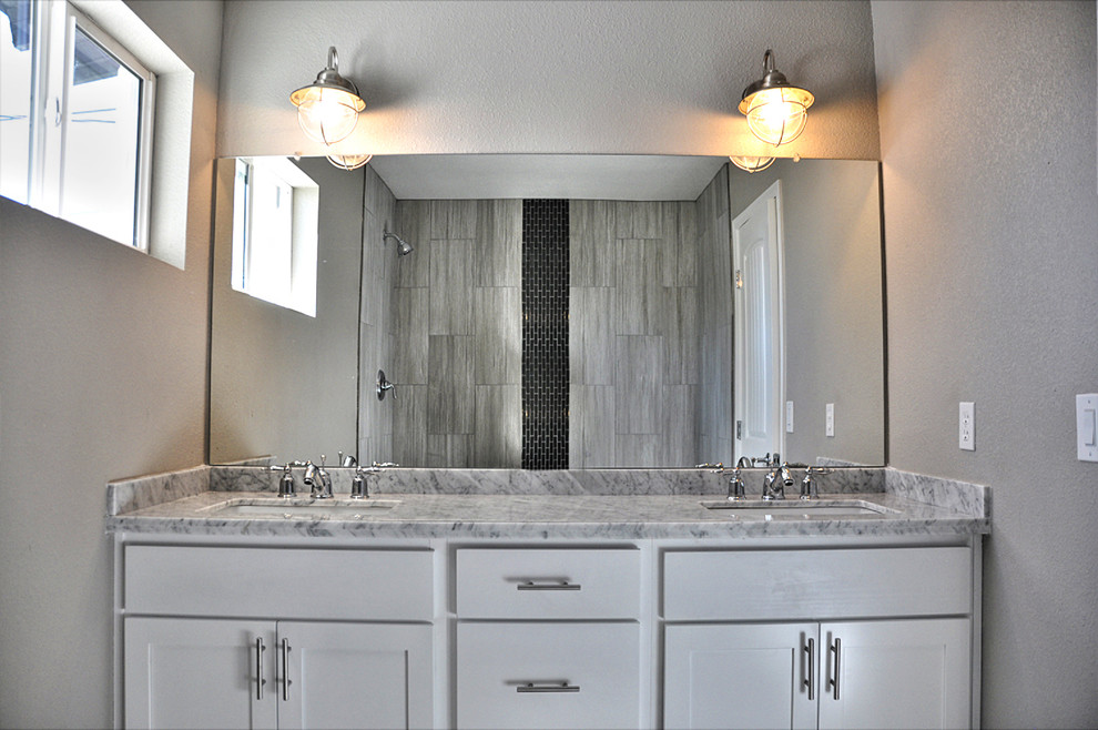 Cette photo montre une salle de bain principale moderne avec un placard en trompe-l'oeil, des portes de placard blanches, un plan de toilette en granite, une baignoire d'angle, WC à poser et un mur gris.