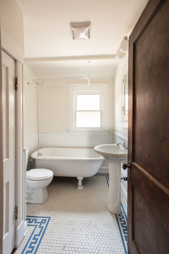 Inspiration för amerikanska badrum, med ett piedestal handfat, ett badkar med tassar, en dusch/badkar-kombination, en toalettstol med hel cisternkåpa och vita väggar