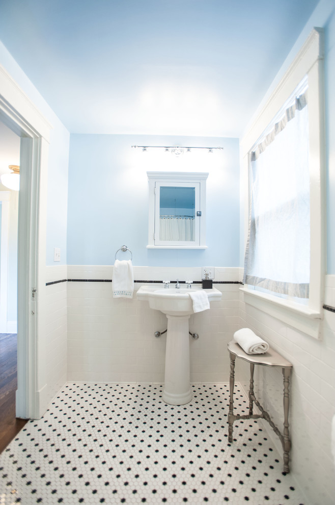 Idées déco pour une salle de bain craftsman avec un lavabo de ferme, une baignoire sur pieds, un combiné douche/baignoire, WC à poser et un mur bleu.