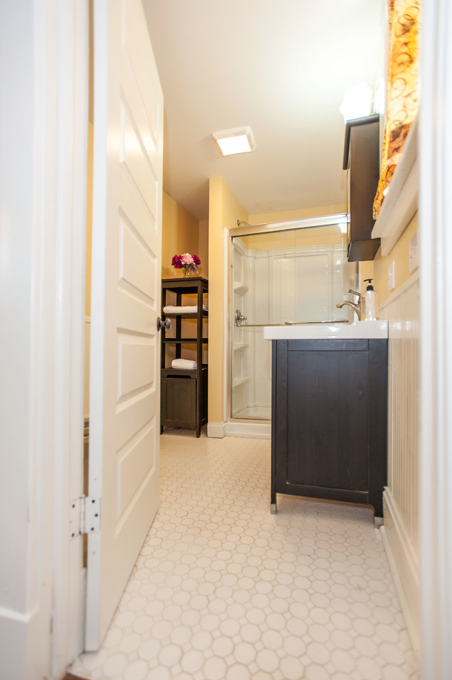 Пример оригинального дизайна: ванная комната в стиле кантри с консольной раковиной, душем в нише, унитазом-моноблоком и желтыми стенами