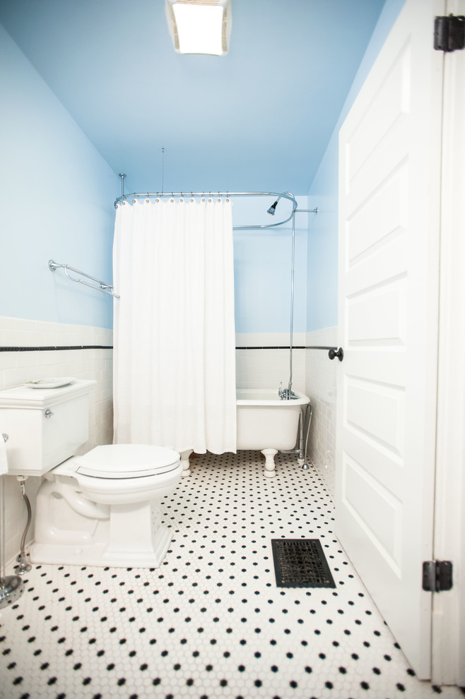 Foto de cuarto de baño de estilo americano con bañera con patas, combinación de ducha y bañera, sanitario de una pieza y paredes azules