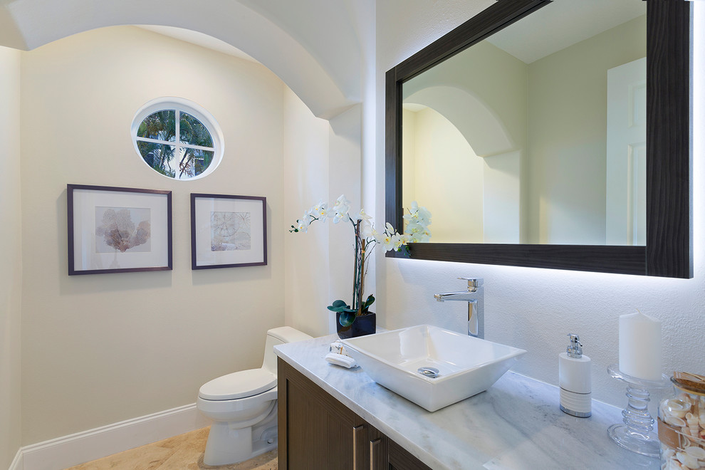 Пример оригинального дизайна: ванная комната среднего размера с фасадами в стиле шейкер, темными деревянными фасадами, унитазом-моноблоком, бежевыми стенами, мраморным полом, настольной раковиной, мраморной столешницей, оранжевым полом и разноцветной столешницей