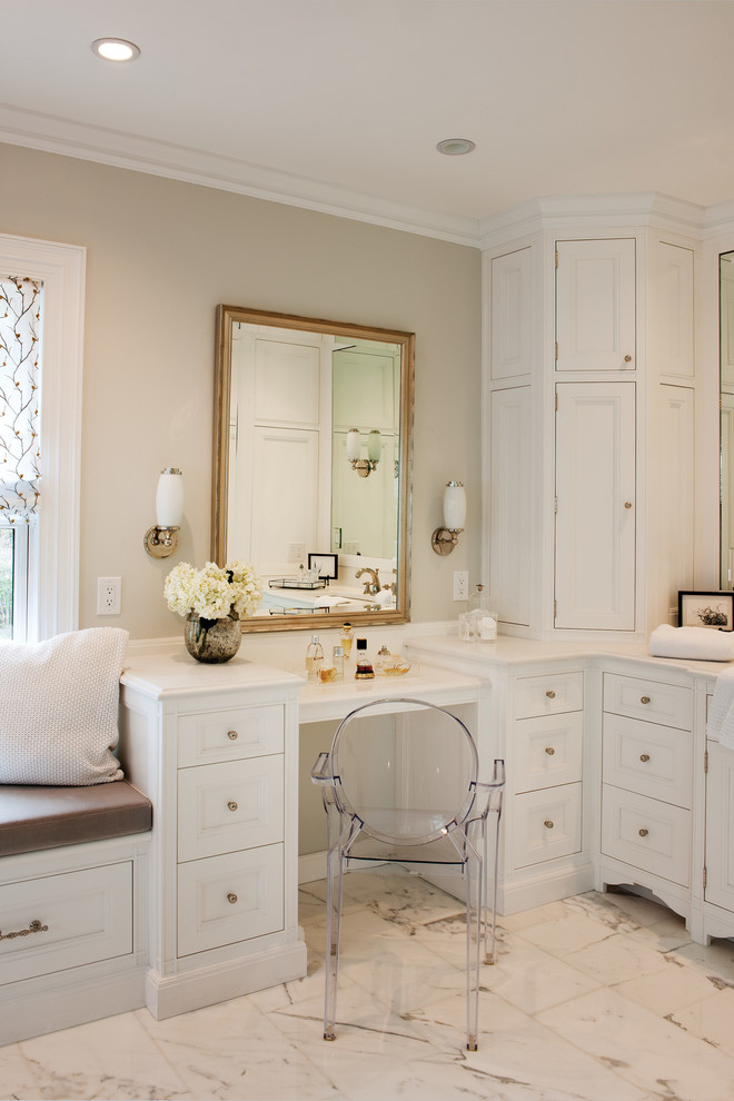 Foto på ett vintage en-suite badrum, med möbel-liknande och vita skåp
